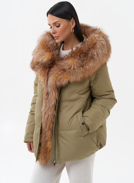 Пуховик с капюшоном из меха лисы