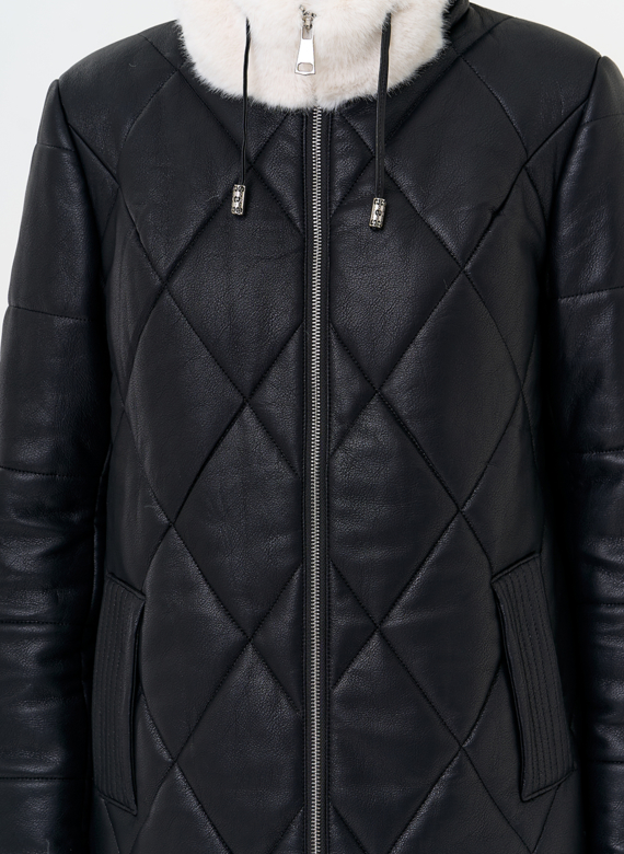 Женское пальто из эко кожи с капюшоном