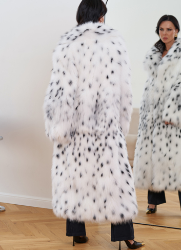 Женская длинная шуба из меха лисы белого цвета