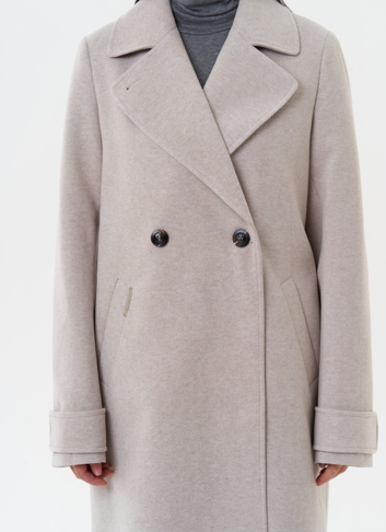 Пальто бежевого цвета с английским воротником