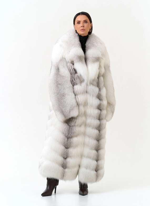 Длинная шуба из лисы с английским воротником белого цвета фото