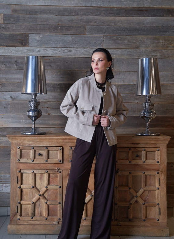 Светлая куртка из замши