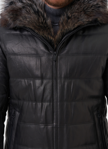 Пуховик из натуральной кожи с капюшоном из меха енота