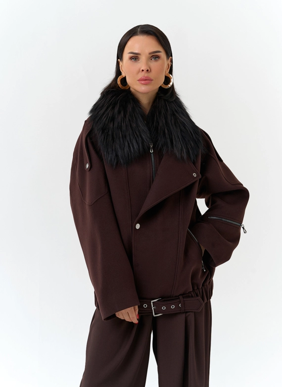 Женское укороченное пальто с отделкой из меха лисы