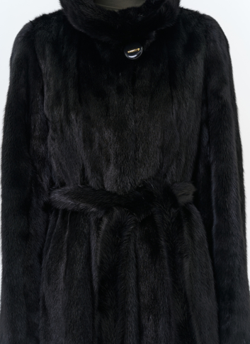 Шуба из норки черного цвета с капюшоном 