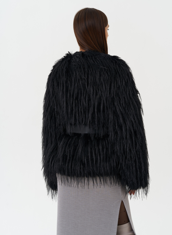 Женская шуба под эко страуса черного цвета