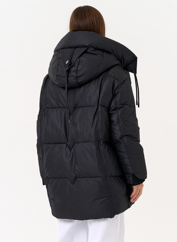 Женский пуховик черного цвета с капюшоном