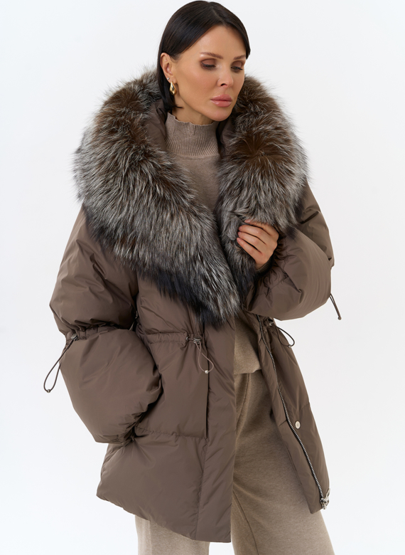 Женский пуховик с капюшоном из меха чернобурки