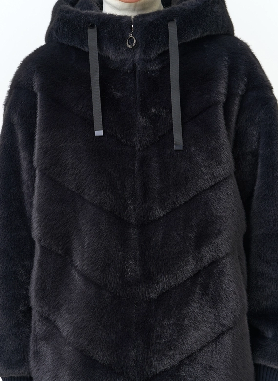 Куртка из эко меха с капюшоном фото