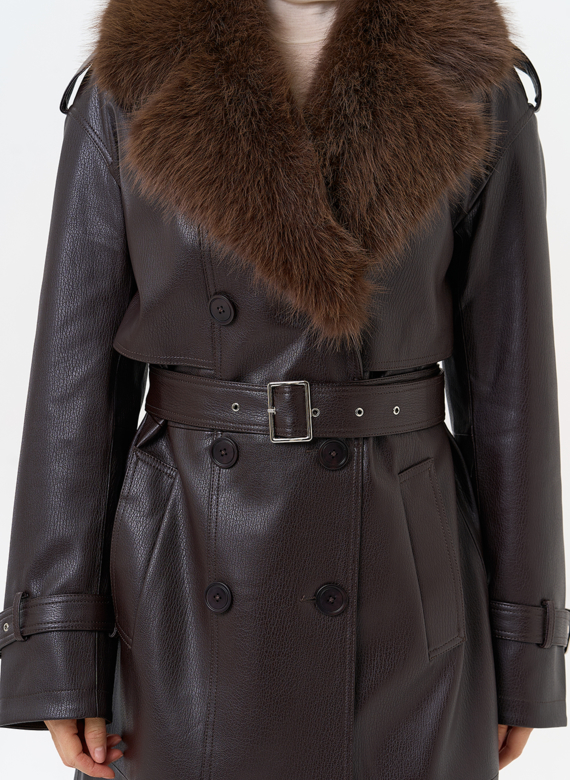 Женское утепленное пальто из экокожи с воротником из эко меха