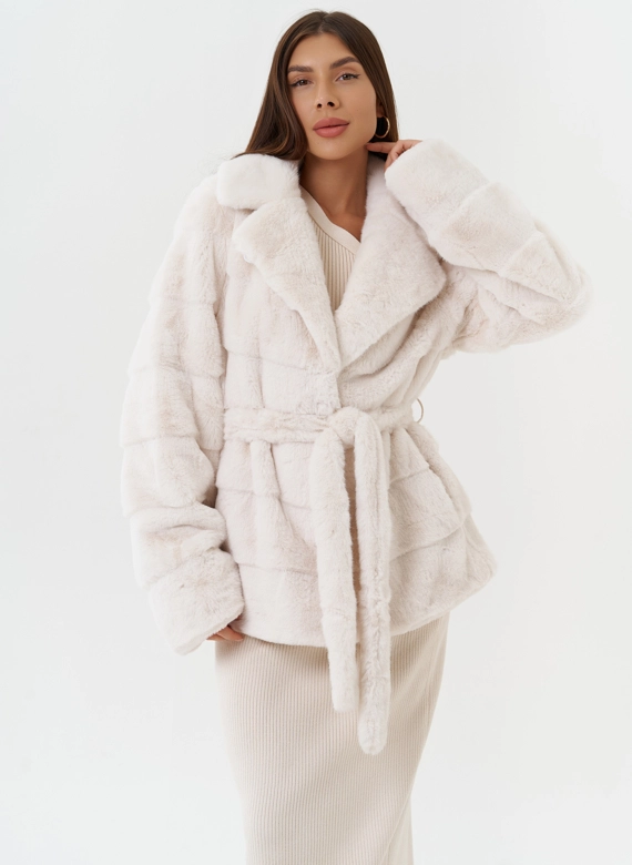 Короткая шуба из эко меха с английским воротником