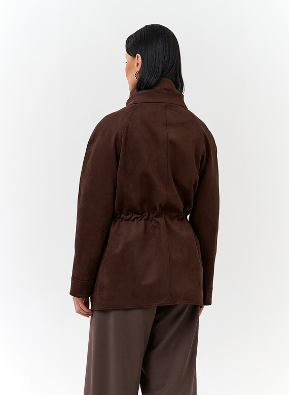 Женская куртка из эко замши с воротником стойкой