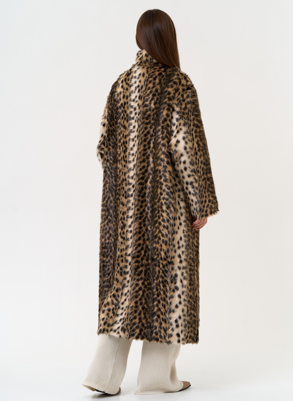 Женская шуба из эко меха с анималистическим принтом
