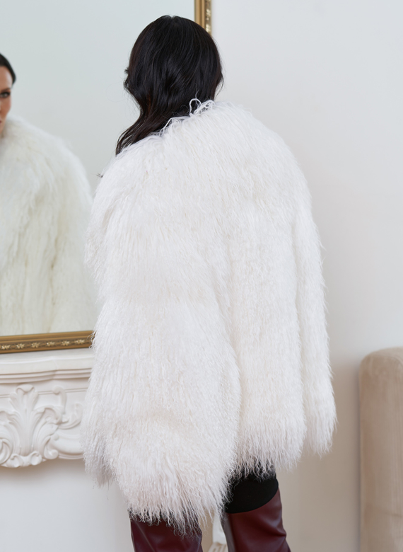 Женская шуба из меха ламы белого цвета