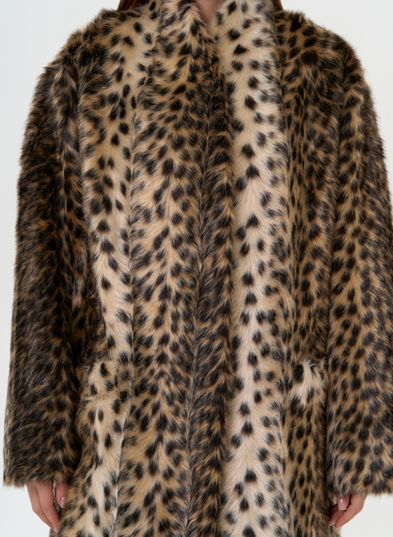 Женская шуба из эко меха с анималистическим принтом