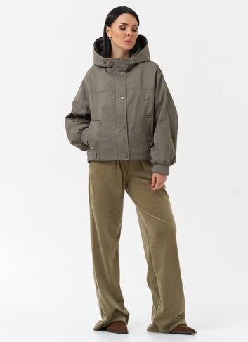 Короткая женская ветровка с капюшоном