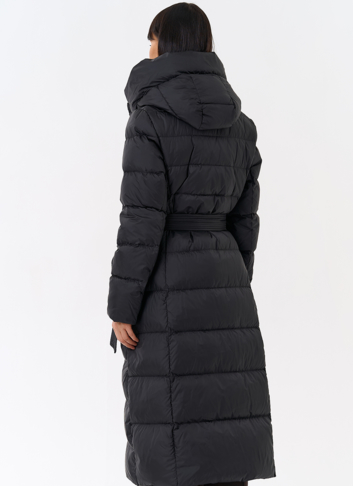 Женский длинный пуховик черного цвета с капюшоном