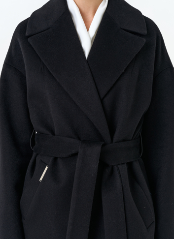 Женское пальто черного цвета