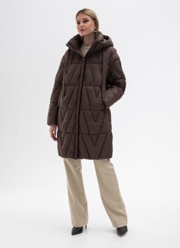 Женский пуховик коричневого цвета с капюшоном