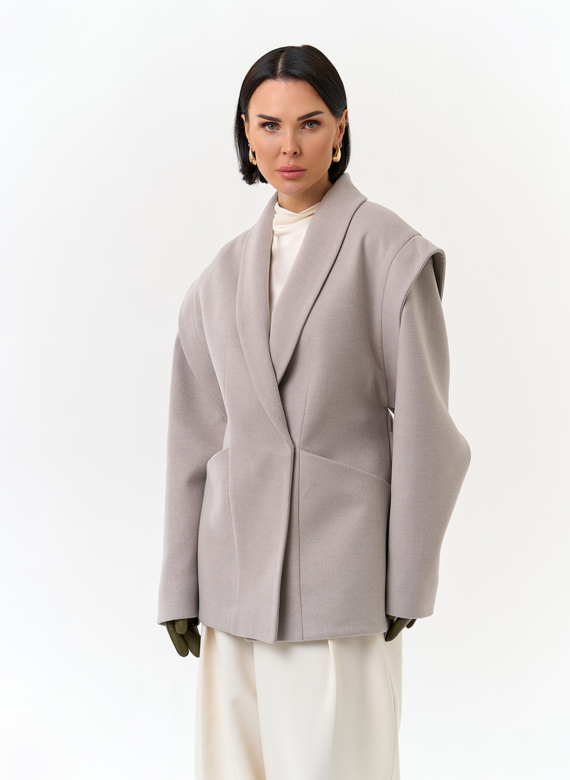 Женское укороченное пальто с акцентными плечами