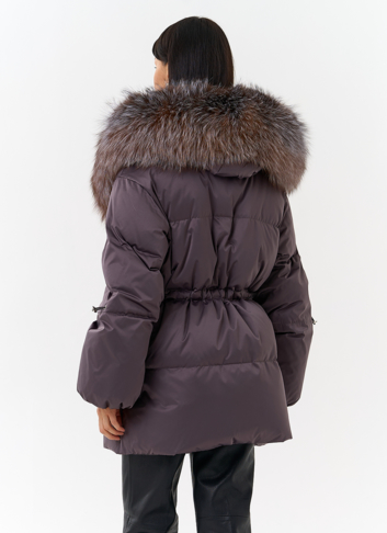 Женский пуховик с капюшоном из меха блюфрост