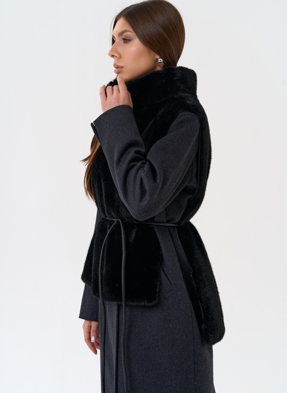 Женская манишка из эко меха в черном цвете