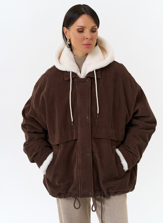 Женская утепленная куртка с отделкой из эко меха