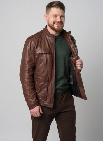 Мужская кожаная куртка коричневого цвета